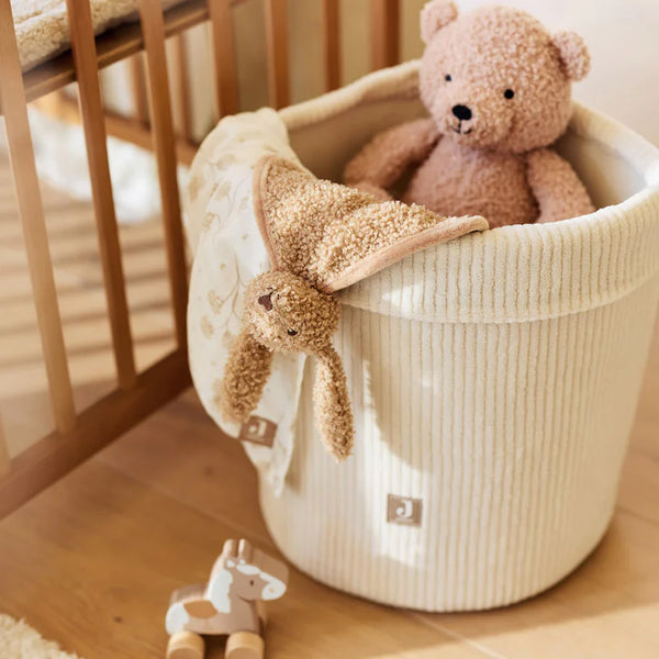 Panier de rangement Cloudy Rib Oatmeal, élégant et pratique en tissu côtelé. Idéal pour organiser le coin à langer ou décorer la chambre de bébé.