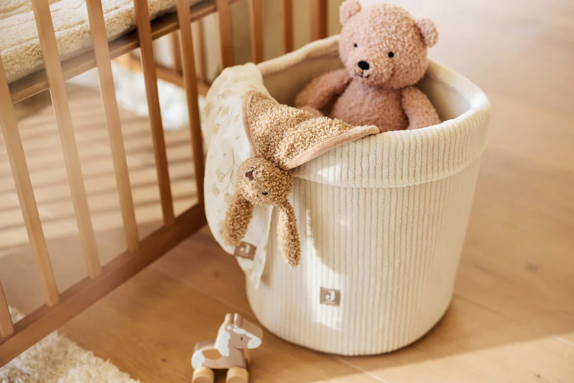 Panier de rangement Cloudy Rib Oatmeal, élégant et pratique en tissu côtelé. Idéal pour organiser le coin à langer ou décorer la chambre de bébé.