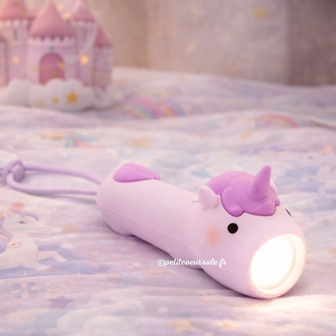 Lampe torche enfant licorne rechargeable USB-C. Lumière douce réglable idéale pour histoires du soir et aventures dès 3 ans.
