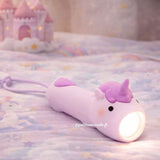 Lampe torche enfant licorne rechargeable USB-C. Lumière douce réglable idéale pour histoires du soir et aventures dès 3 ans.