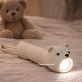 Lampe torche enfant ours polaire rechargeable USB-C. Lumière douce réglable, idéale pour les histoires du soir et les explorations dès 3 ans.