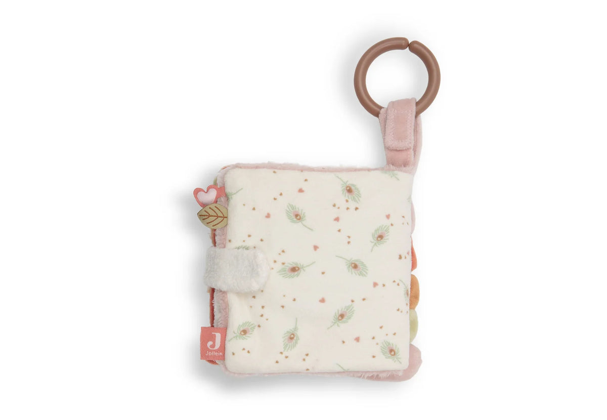Livre d’activités bébé Soft Plumes Jollein dès la naissance avec pages crépitantes, miroir cœur, textures et étiquettes, facile à accrocher à la poussette ou au siège auto.