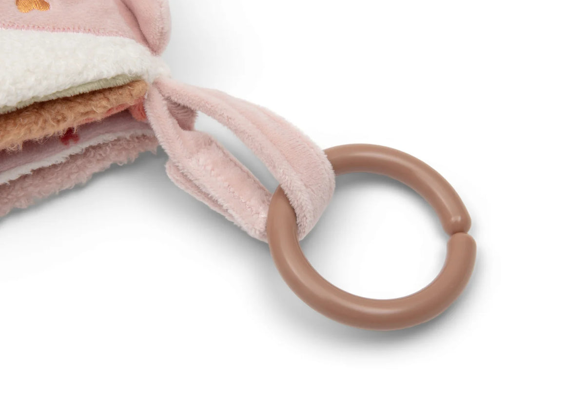 Livre d’activités bébé Soft Plumes Jollein dès la naissance avec pages crépitantes, miroir cœur, textures et étiquettes, facile à accrocher à la poussette ou au siège auto.