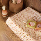 Livre d’activités bébé Soft Plumes Jollein dès la naissance avec pages crépitantes, miroir cœur, textures et étiquettes, facile à accrocher à la poussette ou au siège auto.
