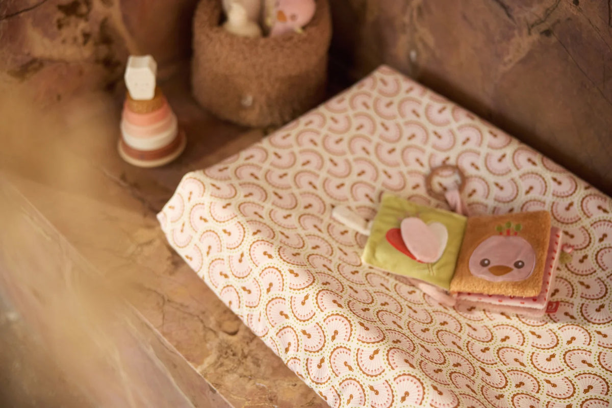 Livre d’activités bébé Soft Plumes Jollein dès la naissance avec pages crépitantes, miroir cœur, textures et étiquettes, facile à accrocher à la poussette ou au siège auto.