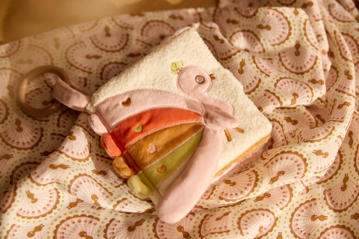 Livre d’activités bébé Soft Plumes Jollein dès la naissance avec pages crépitantes, miroir cœur, textures et étiquettes, facile à accrocher à la poussette ou au siège auto.