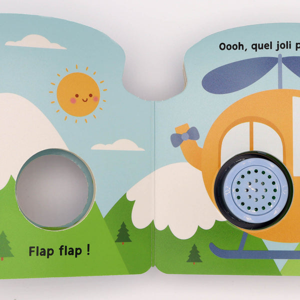Romy l'Hélicoptère est un livre sonore en forme d'hélicoptère qui invite les tout-petits à suivre les aventures d'un sympathique héros tout en découvrant le véritable bruit d'un hélicoptère. Une lecture interactive idéale pour éveiller les sens et partager un moment de complicité.Livre sonore bébé en forme d'hélicoptère avec véritable bruit d'hélicoptère pour éveiller la curiosité, l'écoute et la motricité des tout-petits.