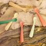 Le lot de 2 cuillères souples en silicone Jollein est idéal pour accompagner les premiers repas de bébé. Douces pour les gencives, légères et faciles à prendre en main, elles favorisent l'autonomie tout en garantissant une utilisation sûre grâce à leur silicone alimentaire sans BPA, sans PVC et sans phtalates. Lot de 2 cuillères souples en silicone Jollein, idéales pour les premiers repas de bébé et l'apprentissage de l'autonomie alimentaire.