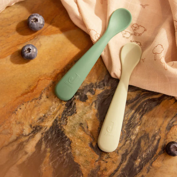 Le lot de 2 cuillères souples en silicone Jollein est idéal pour accompagner les premiers repas de bébé. Douces pour les gencives, légères et faciles à prendre en main, elles favorisent l'autonomie tout en garantissant une utilisation sûre grâce à leur silicone alimentaire sans BPA, sans PVC et sans phtalates. Lot de 2 cuillères souples en silicone Jollein, idéales pour les premiers repas de bébé et l'apprentissage de l'autonomie alimentaire.