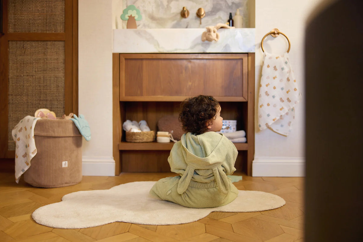 Le lot de 3 langes bébé Jollies en gaze de coton 100 % coton accompagne les tout-petits dès la naissance. Doux, respirants et multifonctions, ils sont indispensables au quotidien.Lot de 3 langes bébé en gaze de coton Jollies 70 × 70 cm : des langes doux, respirants et multifonctions pour accompagner bébé dès la naissance.