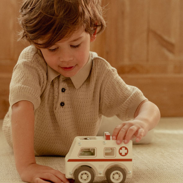 Ambulance en bois FSC – Jouet d’éveil et jeu de rôle LITTLE DUTCH