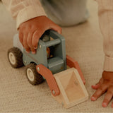 Pelleteuse en bois FSC avec pelle fonctionnelle et figurine LITTLE DUTCH