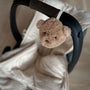 Offrez des nuits sereines à bébé avec la peluche bruit blanc Lou 🐻. Portable et douce, sons apaisants (battements de cœur & bruit blanc), idéale poussette, siège auto & voyages