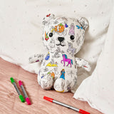 Stimulez la créativité de votre enfant avec l’ours en peluche à colorier EatSleepDoodle 🧸. Feutres lavables inclus, tissu doux, personnalisable et réutilisable à l’infini !
