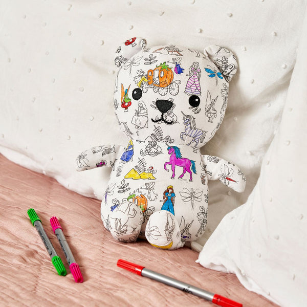 Stimulez la créativité de votre enfant avec l’ours en peluche à colorier EatSleepDoodle 🧸. Feutres lavables inclus, tissu doux, personnalisable et réutilisable à l’infini !
