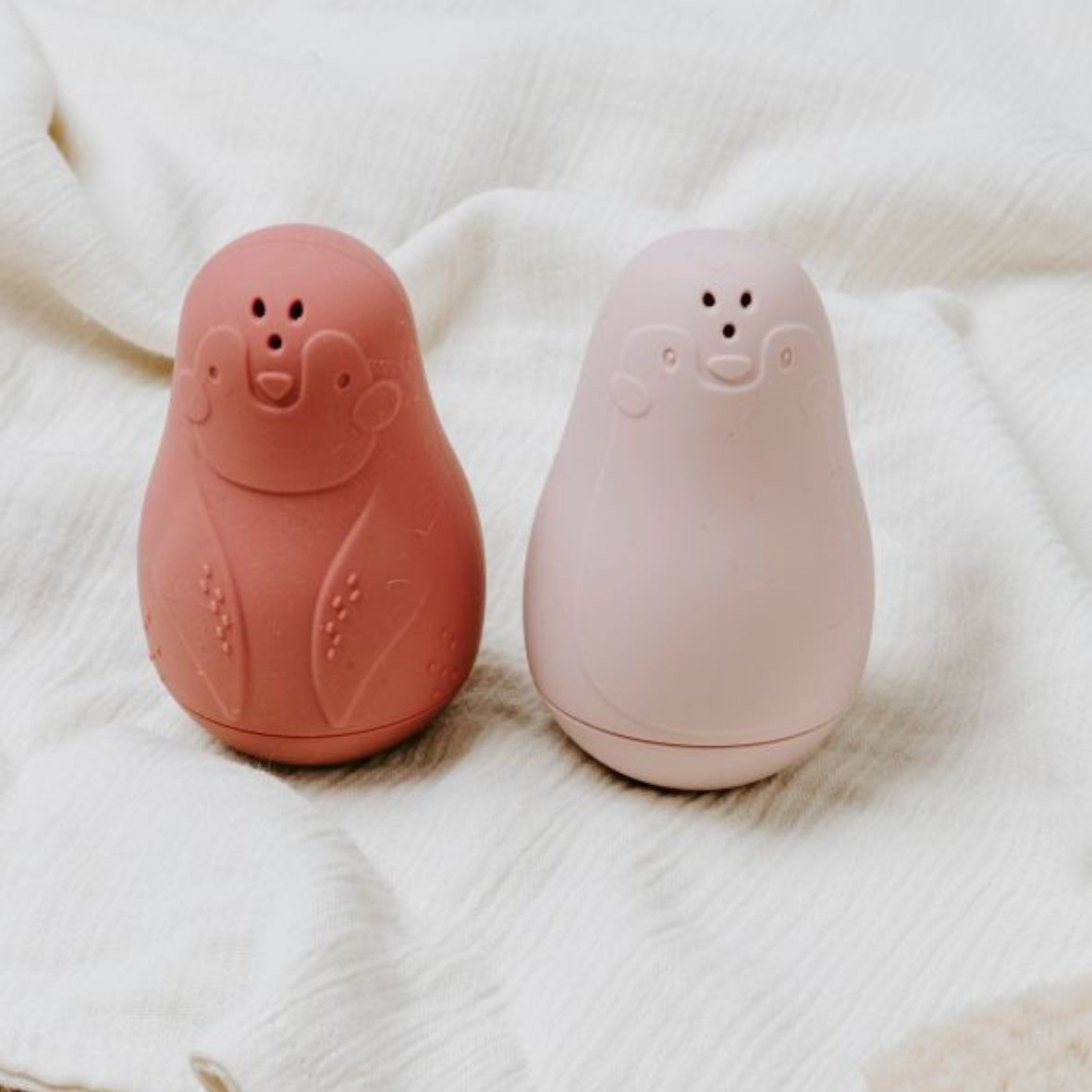 Jouets de Bain Pingouins Arroseurs – Stone Red & Vieux Rose | Lot de 2 en Silicone BABY'S ONLY