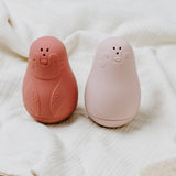 Jouets de Bain Pingouins Arroseurs – Stone Red & Vieux Rose | Lot de 2 en Silicone BABY'S ONLY