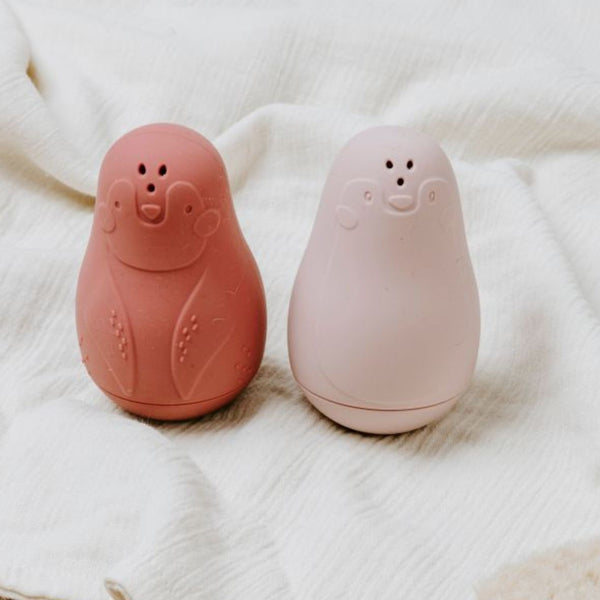 Jouets de Bain Pingouins Arroseurs – Stone Red & Vieux Rose | Lot de 2 en Silicone BABY'S ONLY