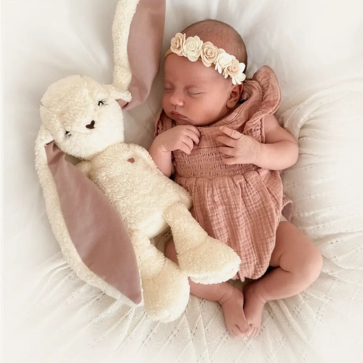 Doudou lapin écru rosemyHummy 5 en 1 avec bruits blancs, veilleuse et capteur de sommeil. Apaise bébé dès la naissance et favorise des nuits paisibles.