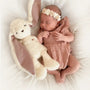 Doudou lapin écru rosemyHummy 5 en 1 avec bruits blancs, veilleuse et capteur de sommeil. Apaise bébé dès la naissance et favorise des nuits paisibles.