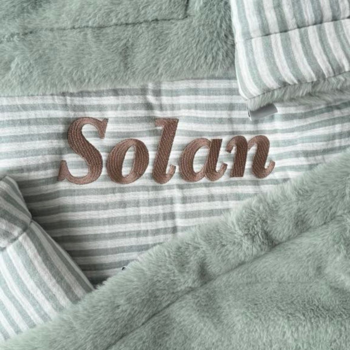Couverture Luxe rayé vert de gris – Soft Stripes BB & CO