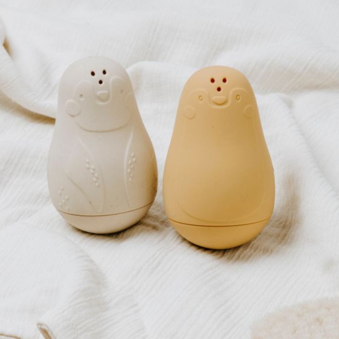 Jouets de Bain Pingouins Arroseurs – Ocre & Warm Linen | Lot de 2 en Silicone BABY'S ONLY