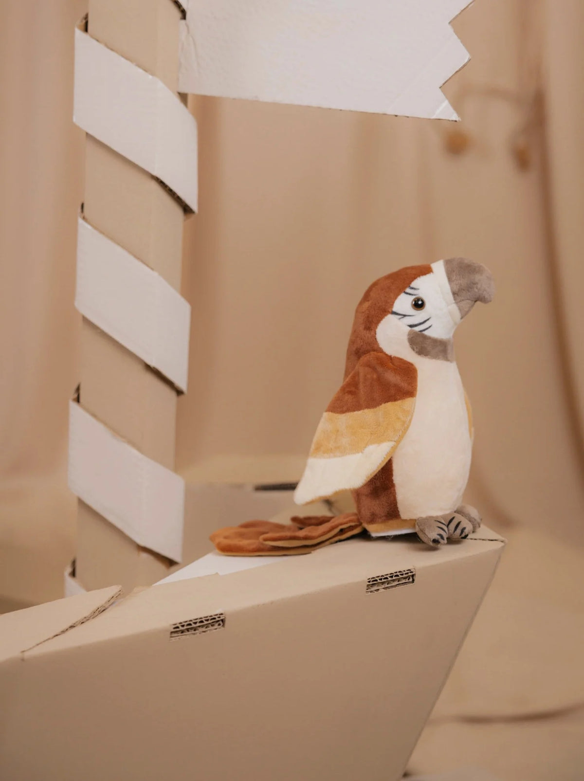 Découvrez Pierre 🦜, le perroquet qui répète tout avec sa voix drôle et ses ailes animées ! Un jouet interactif Montessori signé Mrs Ertha, idéal dès 3 ans.