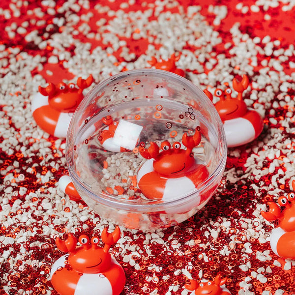 Découvrez les balles sensorielles Petit Boum Happy Bubbles Crabs 🦀 ! Parfaites pour le bain, elles éveillent les sens de bébé grâce à leurs textures et paillettes magiques.