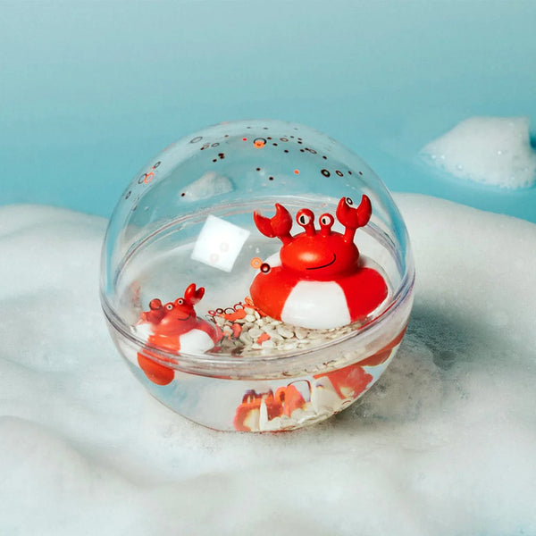 Découvrez les balles sensorielles Petit Boum Happy Bubbles Crabs 🦀 ! Parfaites pour le bain, elles éveillent les sens de bébé grâce à leurs textures et paillettes magiques.
