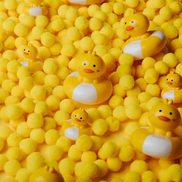 Découvrez les balles sensorielles Petit Boum Happy Bubbles Ducks 🦆 ! Des jouets d’éveil parfaits pour le bain, qui stimulent les sens et la motricité fine de bébé dès 6 mois.