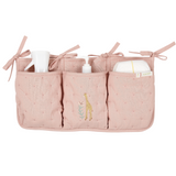Organisateur de lit bébé rose girafe : le rangement indispensable pour une chambre organisée et apaisante.