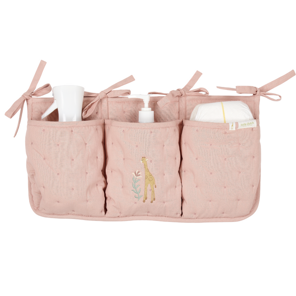 Organisateur de lit bébé rose girafe : le rangement indispensable pour une chambre organisée et apaisante.