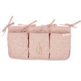 Organisateur de lit bébé rose girafe : le rangement indispensable pour une chambre organisée et apaisante.