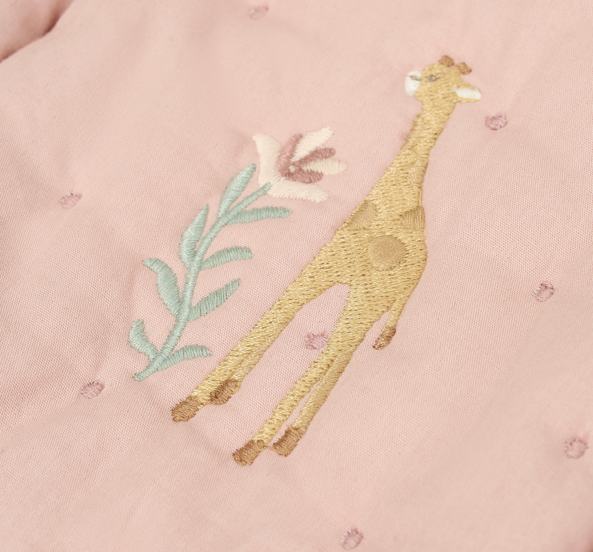 Organisateur de lit bébé rose girafe : le rangement indispensable pour une chambre organisée et apaisante.