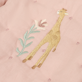 Organisateur de lit bébé rose girafe : le rangement indispensable pour une chambre organisée et apaisante.