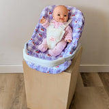 Coquille Tiny Harlow Vichy lilas et cerise pour transporter votre poupée partout. Poignée, sangles sécurisées et housse amovible lavable. Jouet d’imitation pour enfants dès 3 ans.