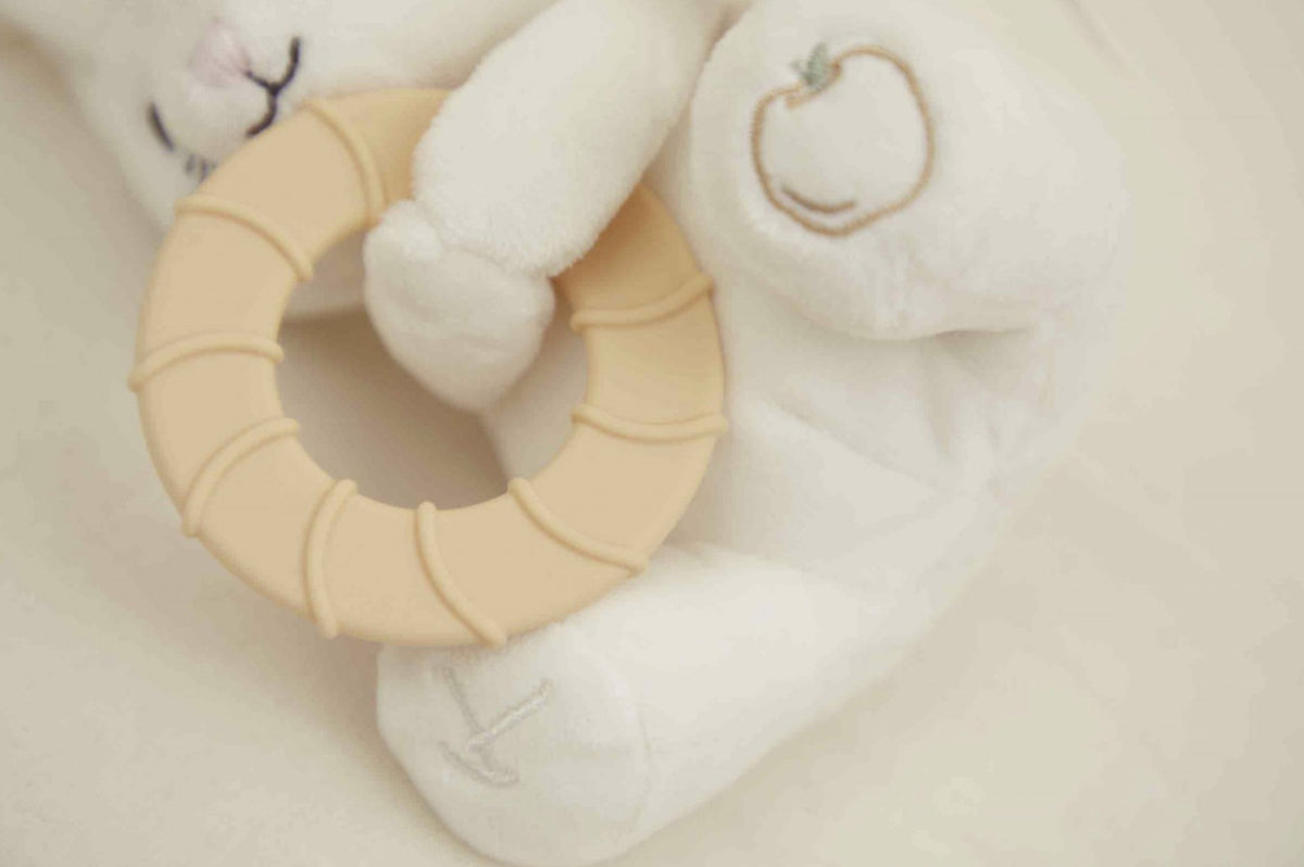 Peluche avec anneau de dentition silicone dès 3 mois. Apaise les gencives et réconforte bébé.