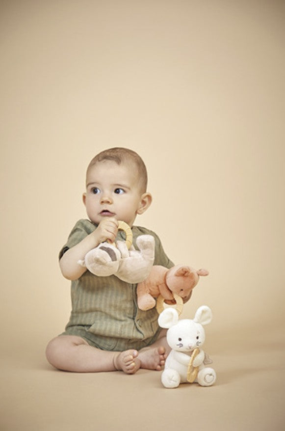 Peluche avec anneau de dentition silicone dès 3 mois. Apaise les gencives et réconforte bébé.