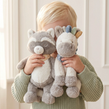 La peluche Lino 25 cm Noukie's est un adorable petit poney qui accompagne bébé dès la naissance. Avec sa fourrure ultra douce, sa crinière colorée, sa queue facile à attraper et son format parfaitement adapté aux petites mains, elle offre réconfort, sécurité et tendres câlins au quotidien. Peluche Lino 25 cm Noukie's dès la naissance, un adorable petit poney ultra doux qui accompagne bébé avec tendresse, réconfort et douceur.