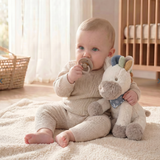 La peluche Lino 25 cm Noukie's est un adorable petit poney qui accompagne bébé dès la naissance. Avec sa fourrure ultra douce, sa crinière colorée, sa queue facile à attraper et son format parfaitement adapté aux petites mains, elle offre réconfort, sécurité et tendres câlins au quotidien. Peluche Lino 25 cm Noukie's dès la naissance, un adorable petit poney ultra doux qui accompagne bébé avec tendresse, réconfort et douceur.