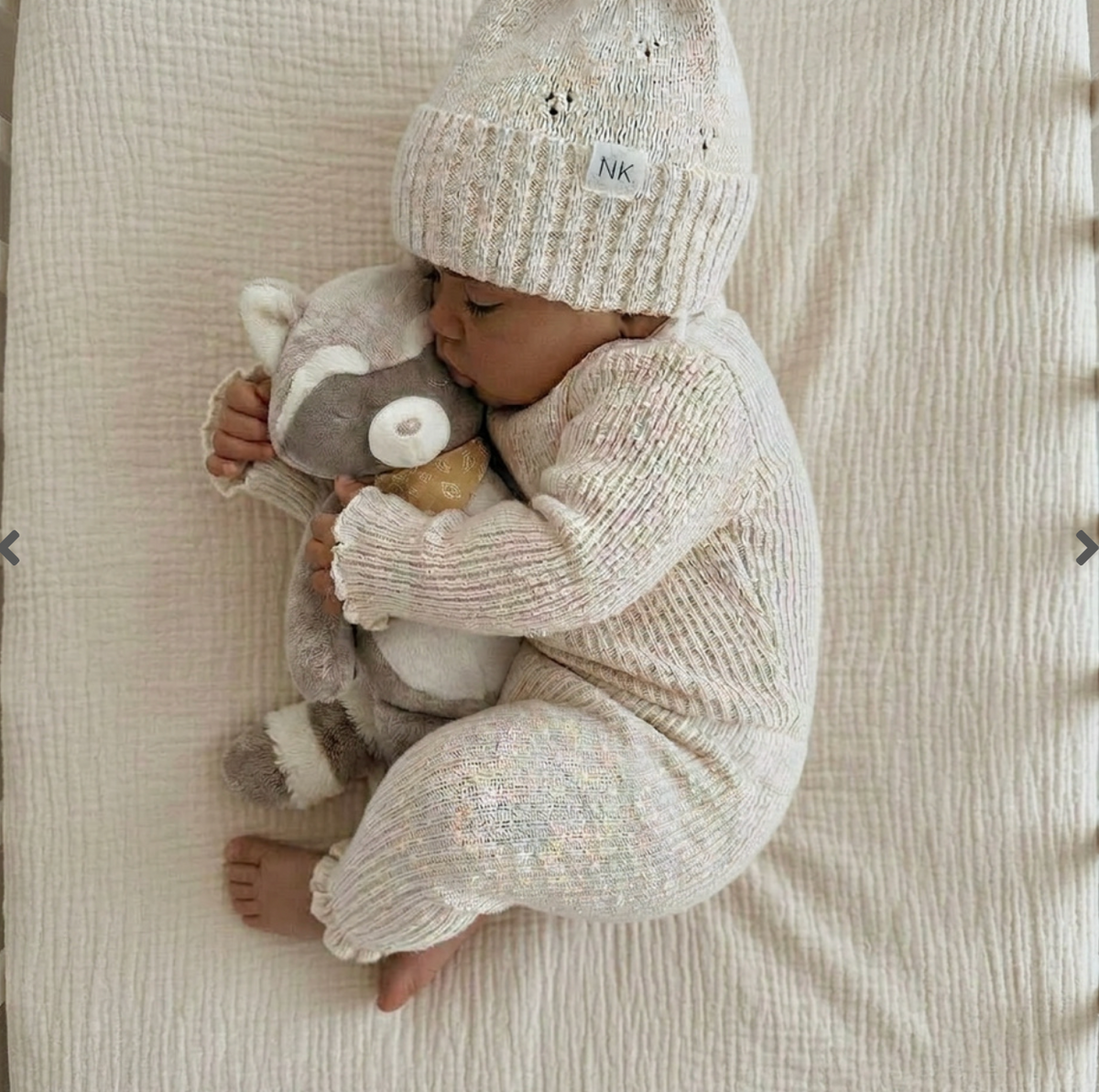 La peluche Raku 25 cm Noukie's est un adorable raton laveur qui accompagne bébé dès la naissance. Avec sa fourrure ultra douce, sa grande queue moelleuse, ses petites oreilles rondes et son bandana coloré, elle offre réconfort, sécurité et tendres câlins au quotidien. Peluche Raku 25 cm Noukie's dès la naissance, un adorable raton laveur ultra doux qui accompagne bébé avec tendresse, réconfort et douceur.