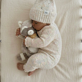 La peluche Raku 25 cm Noukie's est un adorable raton laveur qui accompagne bébé dès la naissance. Avec sa fourrure ultra douce, sa grande queue moelleuse, ses petites oreilles rondes et son bandana coloré, elle offre réconfort, sécurité et tendres câlins au quotidien. Peluche Raku 25 cm Noukie's dès la naissance, un adorable raton laveur ultra doux qui accompagne bébé avec tendresse, réconfort et douceur.