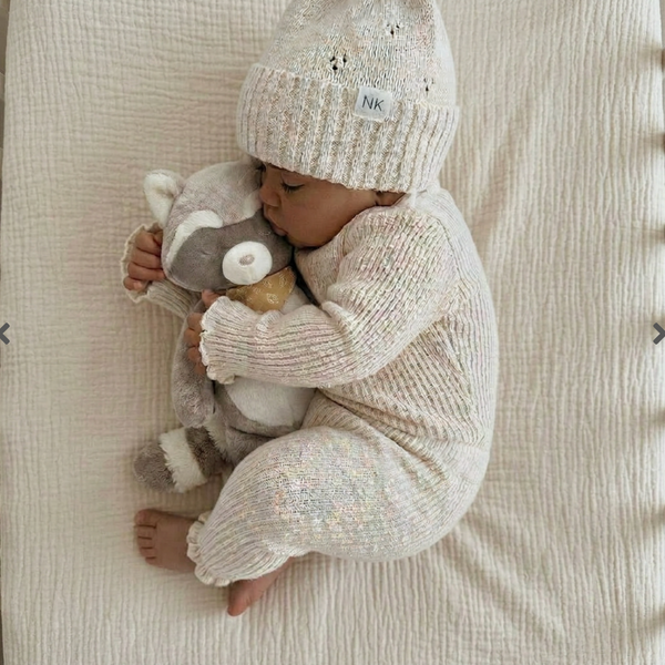 La peluche Raku 25 cm Noukie's est un adorable raton laveur qui accompagne bébé dès la naissance. Avec sa fourrure ultra douce, sa grande queue moelleuse, ses petites oreilles rondes et son bandana coloré, elle offre réconfort, sécurité et tendres câlins au quotidien. Peluche Raku 25 cm Noukie's dès la naissance, un adorable raton laveur ultra doux qui accompagne bébé avec tendresse, réconfort et douceur.