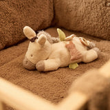 Une peluche d’activités réunit plusieurs expériences sensorielles dans un compagnon doux et rassurant. Sons, textures, miroir et éléments à manipuler éveillent la curiosité de bébé et l’encouragent à exercer sa préhension et sa coordination au fil de ses découvertes. Peluche d’activités Donkey Dinky Jollein 36 cm avec miroir, clochette, textures et éléments bruissants pour stimuler les sens de bébé dès la naissance.