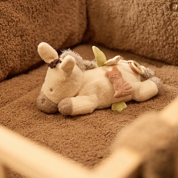 Une peluche d’activités réunit plusieurs expériences sensorielles dans un compagnon doux et rassurant. Sons, textures, miroir et éléments à manipuler éveillent la curiosité de bébé et l’encouragent à exercer sa préhension et sa coordination au fil de ses découvertes. Peluche d’activités Donkey Dinky Jollein 36 cm avec miroir, clochette, textures et éléments bruissants pour stimuler les sens de bébé dès la naissance.