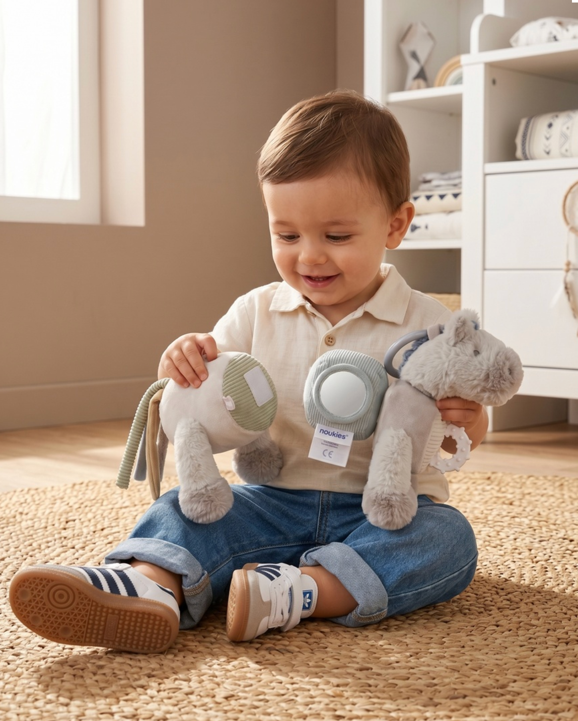 La peluche d'activités musicale Lino Noukie's accompagne bébé dès la naissance grâce à ses nombreuses activités évolutives. Berceuse de Brahms, miroir, hochet, pouët, textures variées et pièces détachables stimulent progressivement les sens, la motricité fine et la logique. Un compagnon d'éveil complet qui grandit avec votre enfant.Peluche d'activités musicale Lino Noukie's dès la naissance avec berceuse de Brahms, miroir, hochet et activités sensorielles pour accompagner le développement de bébé.