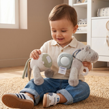 La peluche d'activités musicale Lino Noukie's accompagne bébé dès la naissance grâce à ses nombreuses activités évolutives. Berceuse de Brahms, miroir, hochet, pouët, textures variées et pièces détachables stimulent progressivement les sens, la motricité fine et la logique. Un compagnon d'éveil complet qui grandit avec votre enfant.Peluche d'activités musicale Lino Noukie's dès la naissance avec berceuse de Brahms, miroir, hochet et activités sensorielles pour accompagner le développement de bébé.