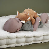 Peluche lestée bébé 26 cm dès 3 mois. Compagnon apaisant pour le rituel du coucher et le sommeil.