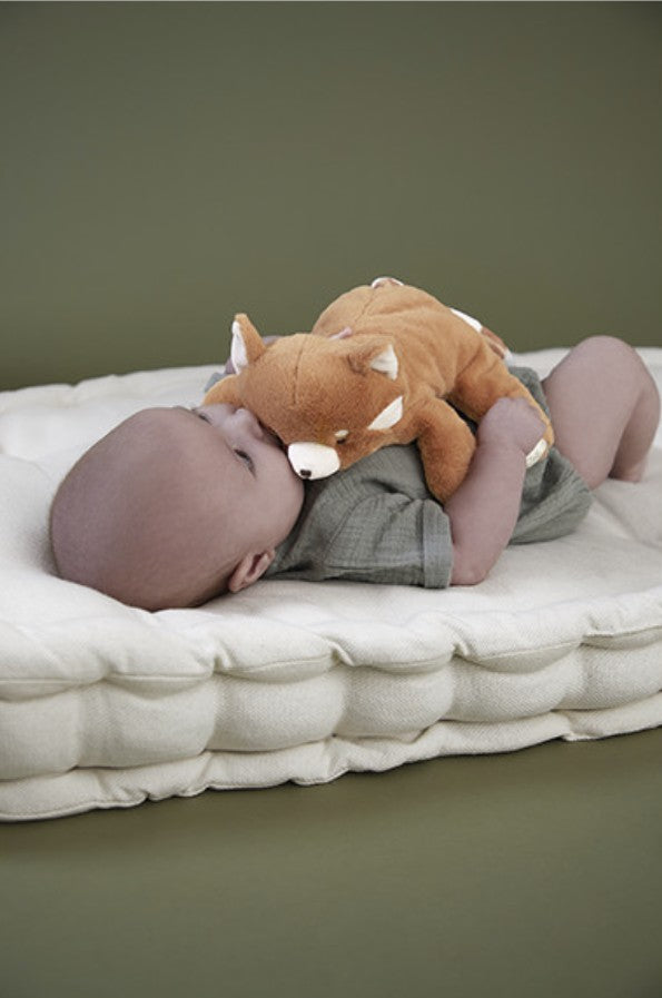 Peluche lestée bébé 26 cm dès 3 mois. Compagnon apaisant pour le rituel du coucher et le sommeil.