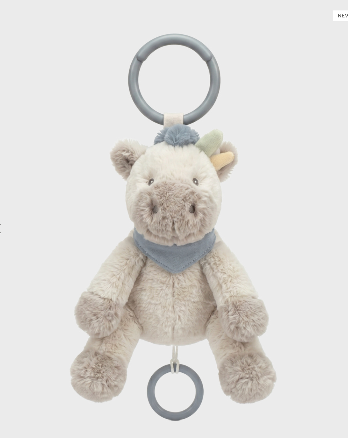 La peluche musicale Lino nomade 20 cm Noukie's accompagne bébé dès la naissance avec la douce Berceuse de Brahms. Compacte, légère et facile à emporter, elle fonctionne sans piles grâce à son mécanisme à traction. Un compagnon idéal pour rassurer bébé et instaurer une routine de sommeil aussi bien à la maison qu'en déplacement. Peluche musicale Lino nomade 20 cm Noukie's avec Berceuse de Brahms, idéale dès la naissance pour apaiser bébé à la maison comme en déplacement.